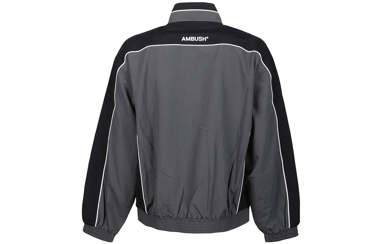 Lookbook Chaqueta Gris Rayada AMBUSH SS23 con Logo Bordado y Cuello Alto con Cremallera. BMBD002S23FAB0010625