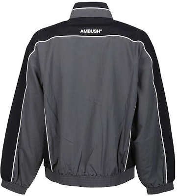 Chaqueta Gris Rayada AMBUSH SS23 con Logo Bordado y Cuello Alto con Cremallera. BMBD002S23FAB0010625 Lookbook Chaqueta Gris Rayada AMBUSH SS23 con Logo Bordado y Cuello Alto con Cremallera. BMBD002S23FAB0010625