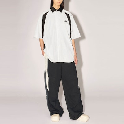 AMBUSH SS23 扣带设计保龄球短袖衬衫 男女同款 白色 BMGA070S23FAB0010103 Sizing AMBUSH SS23 扣带设计保龄球短袖衬衫 男女同款 白色 BMGA070S23FAB0010103