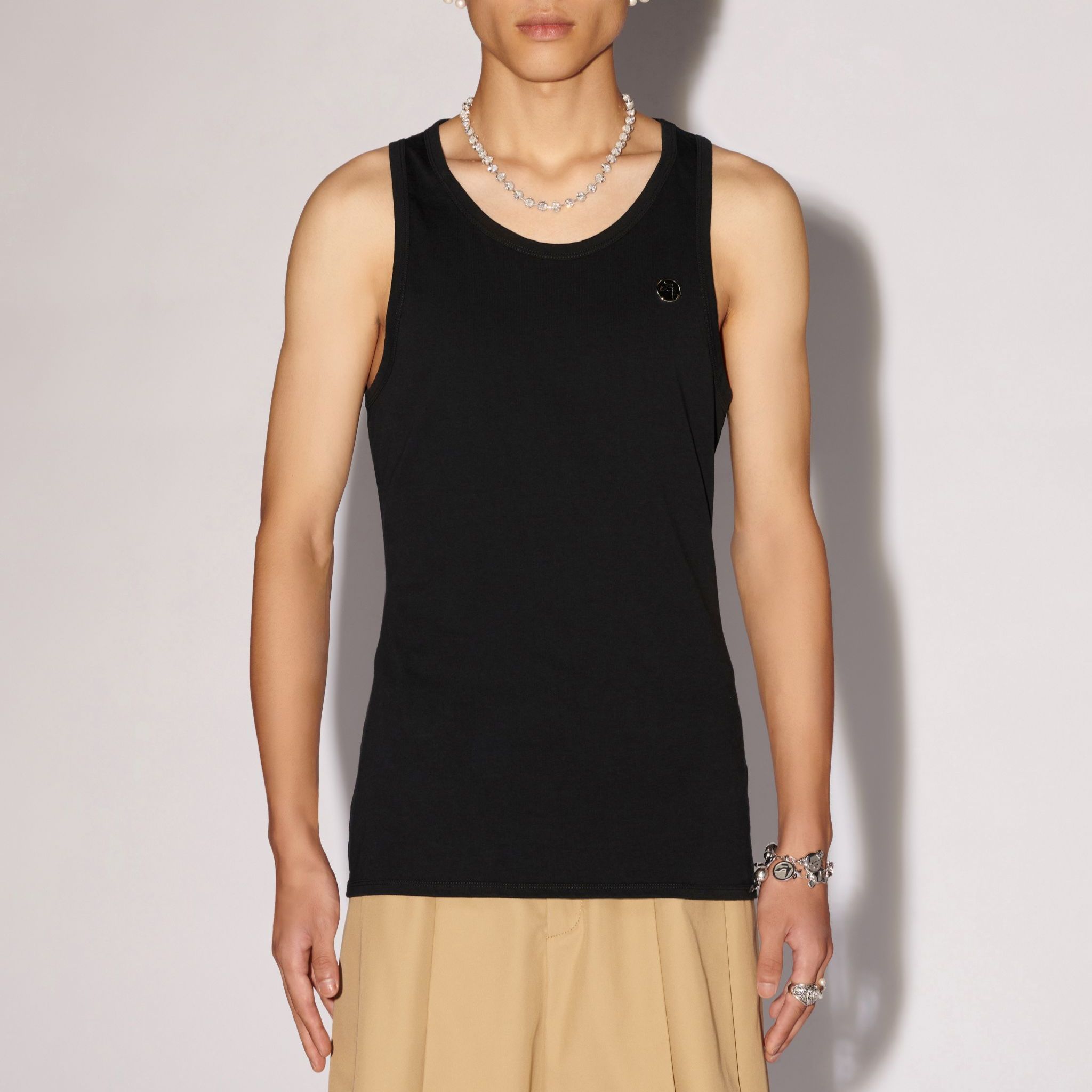 Lookbook AMBUSH SS24 Hitam Tank Top Tanpa Lengan Crewneck. BMAG002S24JER0011000