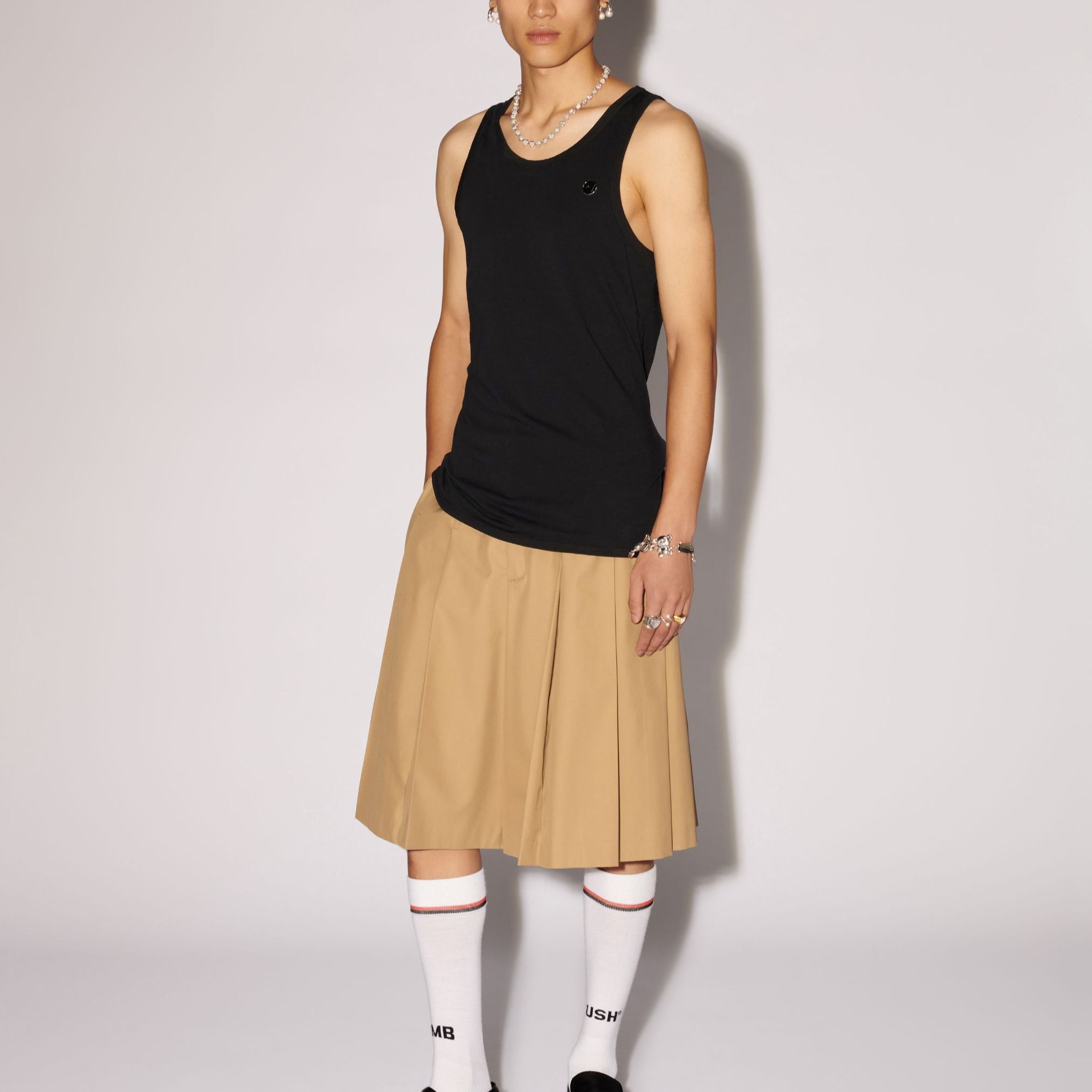 Purchase AMBUSH SS24 Hitam Tank Top Tanpa Lengan Crewneck. BMAG002S24JER0011000