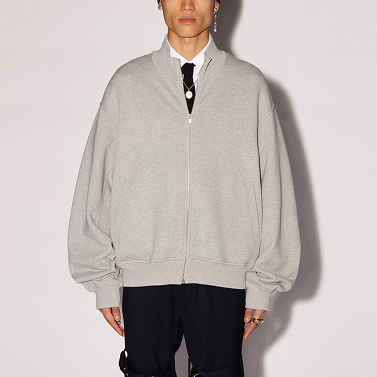 Lookbook Chaqueta Oversized con Cremallera AMBUSH SS24 en Gris Claro. BMBE001S24FLE0020501