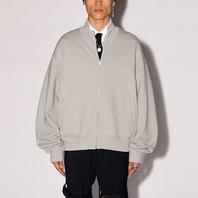 Chaqueta Oversized con Cremallera AMBUSH SS24 en Gris Claro. BMBE001S24FLE0020501 Lookbook Chaqueta Oversized con Cremallera AMBUSH SS24 en Gris Claro. BMBE001S24FLE0020501