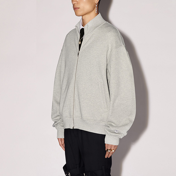 Purchase Chaqueta Oversized con Cremallera AMBUSH SS24 en Gris Claro. BMBE001S24FLE0020501