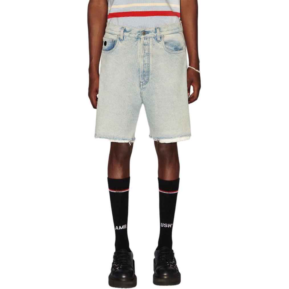 Lookbook Shorts Hombre Denim Azul Claro AMBUSH SS24 Distressed Badge Patch. BMYC001S24DEN0024200