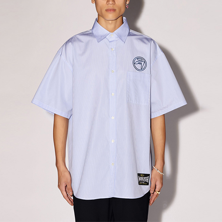 Lookbook AMBUSH SS24 条纹徽章刺绣短袖衬衫 男士蓝色 BMGG001S24FAB0024445