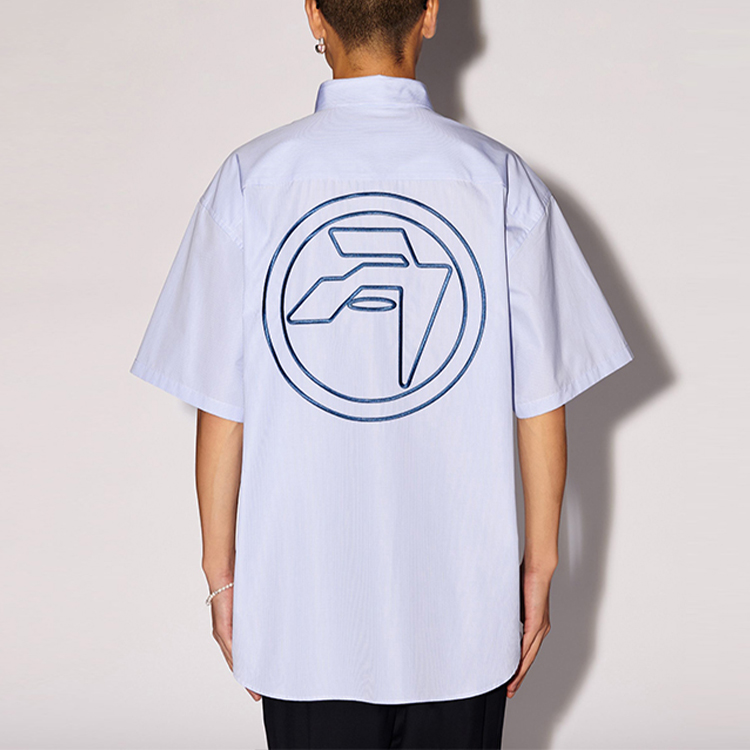 Shop AMBUSH SS24 条纹徽章刺绣短袖衬衫 男士蓝色 BMGG001S24FAB0024445