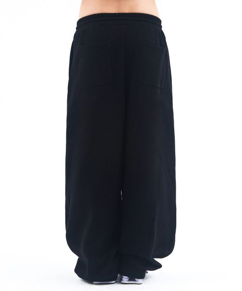 Lookbook Ames Worldwide Basic Black Sweatpants with Small Logo AM2FFUPA10ABK