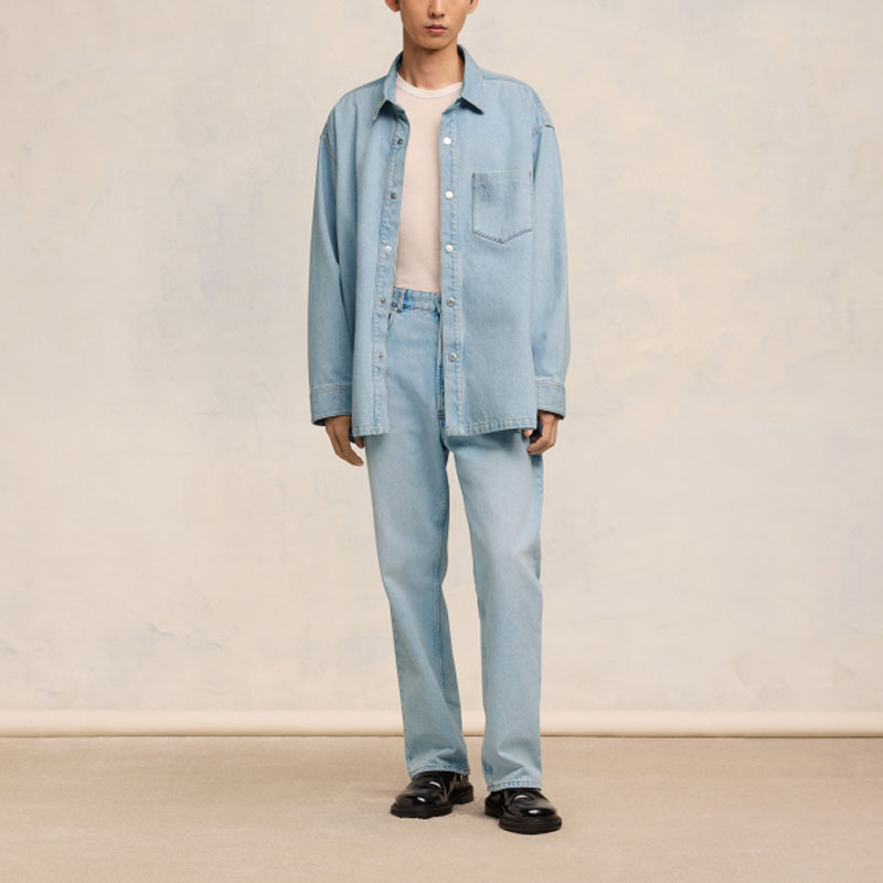 Lookbook AMI PARIS 3D 愛心壓紋牛仔外套 輕藍色長袖 男女適穿 UJK253DE0027