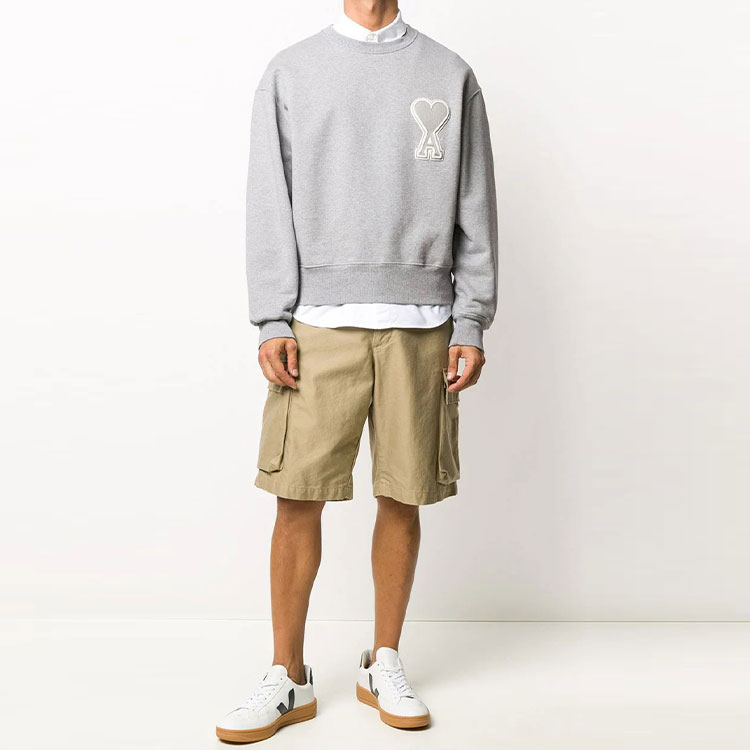 Lookbook 아미 파리 클래식 하트 로고 스웻셔츠 그레이 색상. A20HJ037747-055