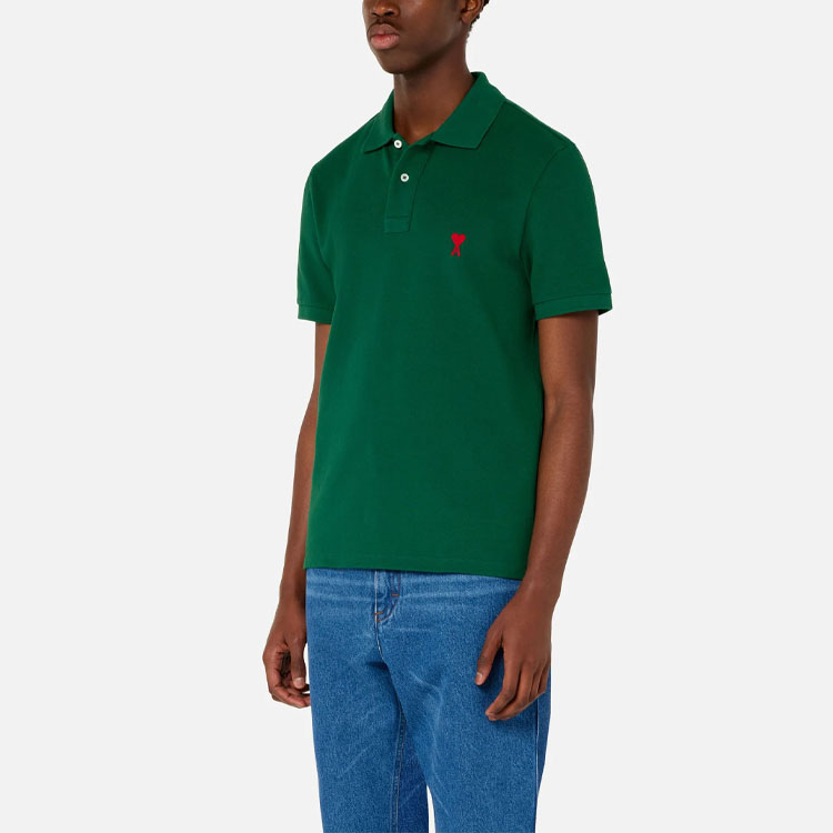 Lookbook AMI PARIS Baju Polo Lengan Pendek Hijau dengan Logo Sulaman. A21HJ207760-300