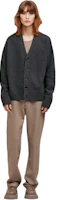 Lookbook AMI PARIS Grey V-Neck Button-Up Loose Cardigan Sweater. UKC110KN0028-055