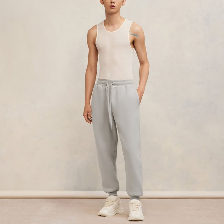 Lookbook AMI Paris 珍珠灰色鬆緊腰休閒束口長褲. UTR207740-088