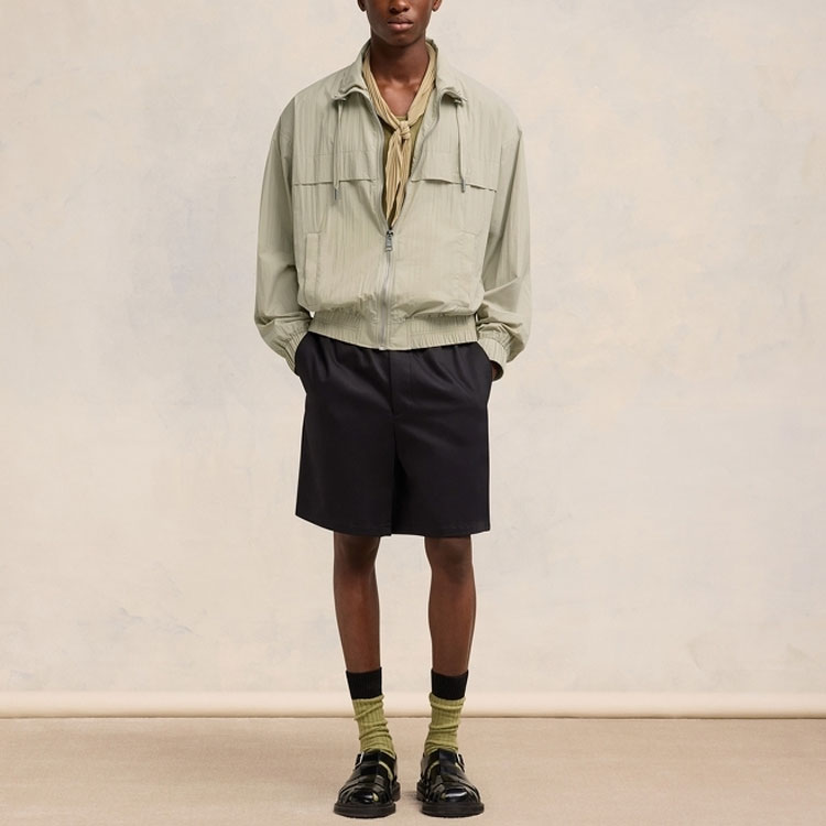 AMI PARIS  Short Outdoor Jacket with Stand Collar and Pocket Design in Olive. HJK051PA0009 圖 3