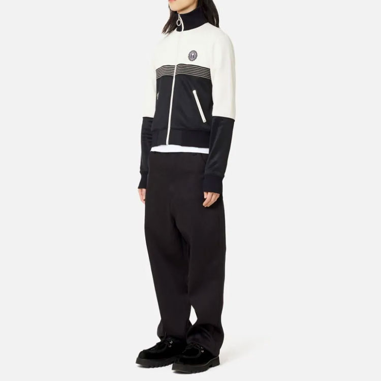 Lookbook 아미파리 AMIPARIS 블랙/화이트 자수 로고 집업 트랙 재킷. HSW508738-151