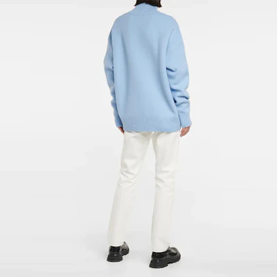 Ami Paris FW21 Sweater Turtleneck Wool Logo Biru Langit Unisex. SPEH21K214018-450 Sizing Ami Paris FW21 Sweater Turtleneck Wool Logo Biru Langit Unisex. SPEH21K214018-450