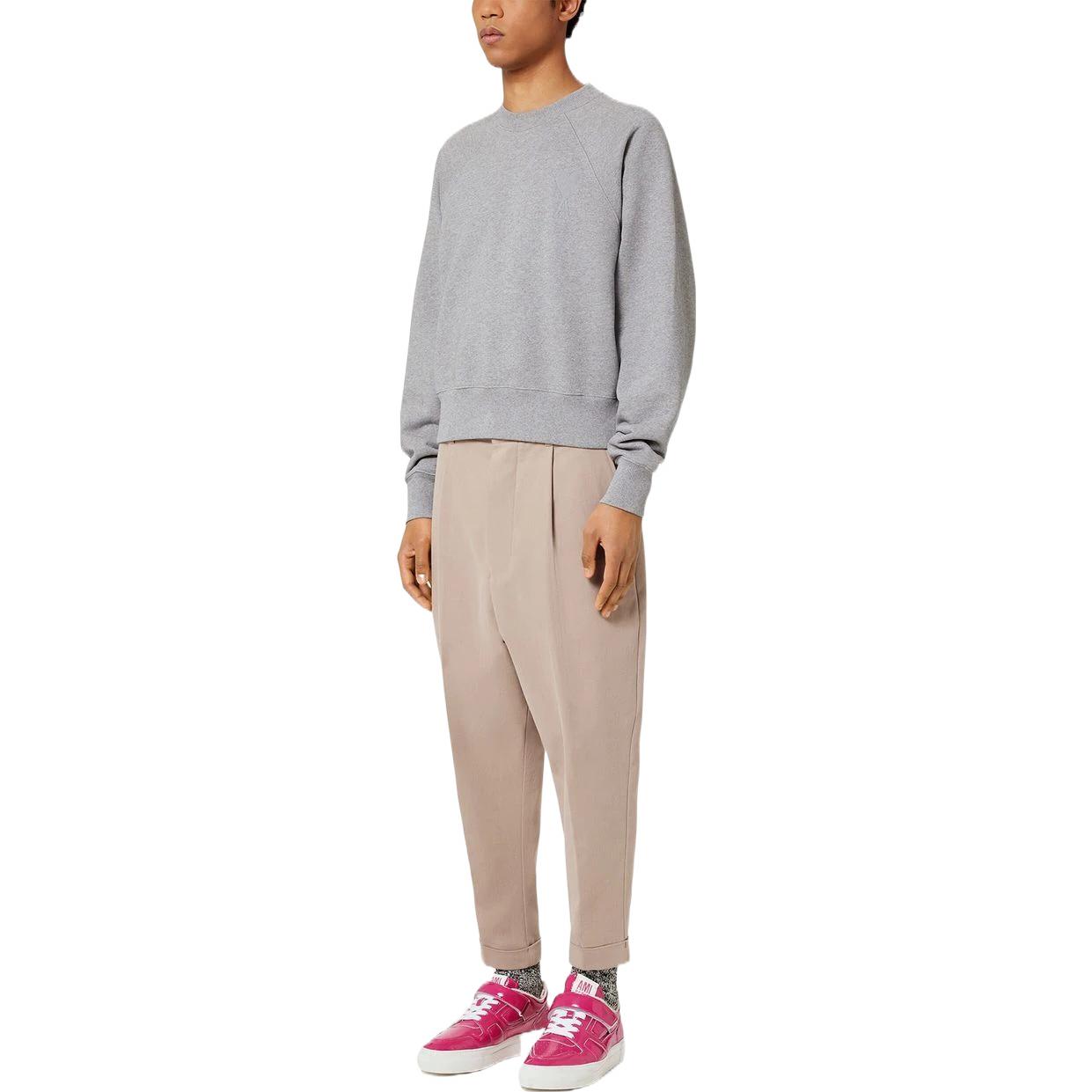 Lookbook Ami Paris AMIPARIS FW22 男女灰色愛心Logo刺繡圓領衛衣。 USW002747-055