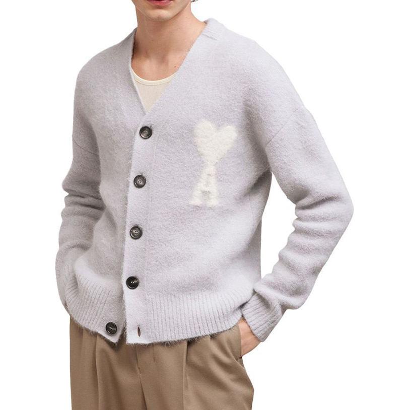 Lookbook Ami Paris AMIPARIS FW23 灰色愛心V領針織針扣外套開襟衫. UKC025KN0032-090