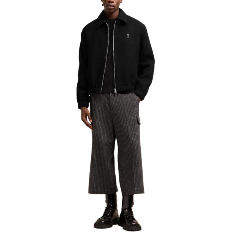 Lookbook Ami Paris AMIPARIS FW24 黑色羊毛外套搭配心形刺繡。 HJK033WV0049-001