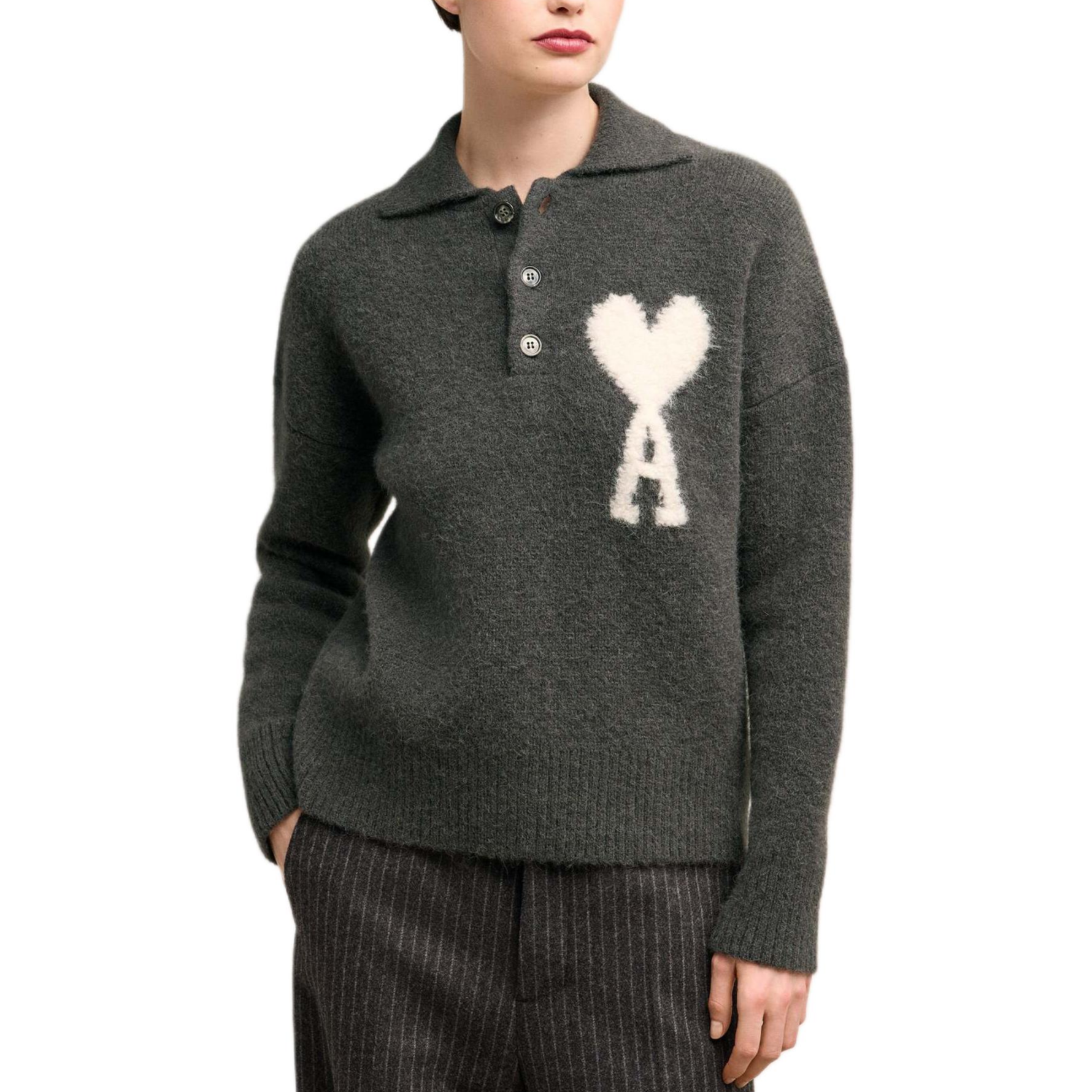 Lookbook Ami Paris AMIPARIS FW24 心型設計針織Polo雲彩毛衣 中性款 深灰色. UPL325KN0032-061