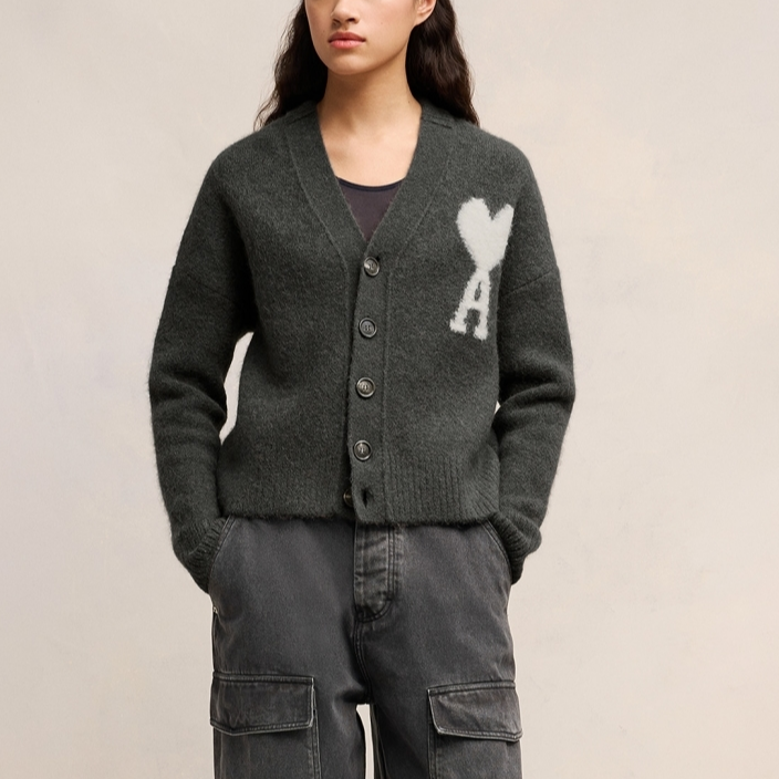 Lookbook Ami Paris AMIPARIS FW24 字母愛心V領開衫雲朵毛衣中性款深灰色。 UKC025KN0032-061