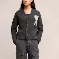 Lookbook Ami Paris AMIPARIS FW24 Letter Heart V-Neck Cardigan Cloud Sweater Unisex Dark Grey. UKC025KN0032-061