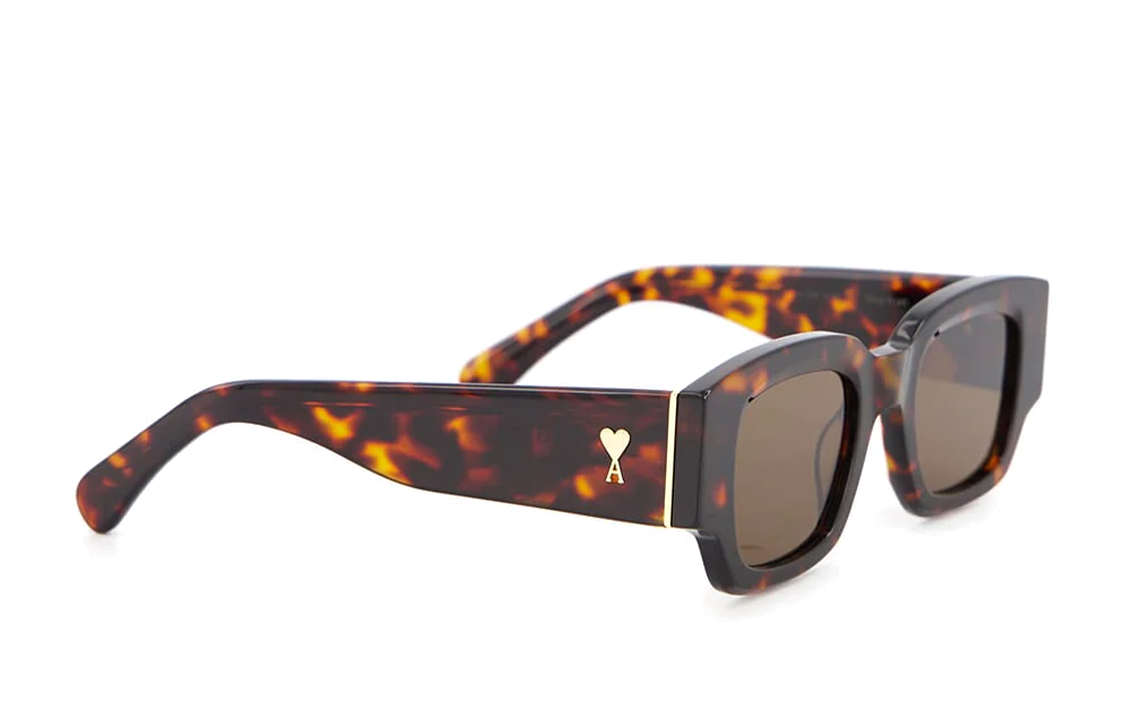 Lookbook Gafas de sol tortuga hombre Ami Paris diseño irregular con logo. UGL507AM0004955
