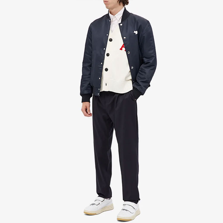 Lookbook 아미파리스 로고 자수 릴렉스 니트 스웨터 남성 화이트. A21HK303016-100