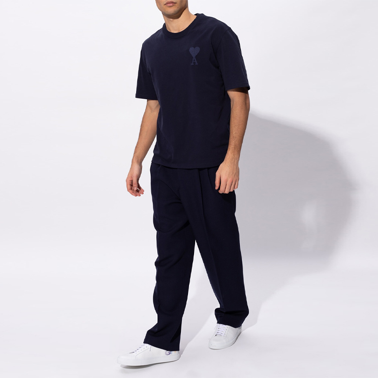 Lookbook Ami Paris AMIPARIS T-shirt Longgar Unisex Navy Tonal Ami De Coeur Bordir Hati. E21HJ128726-410