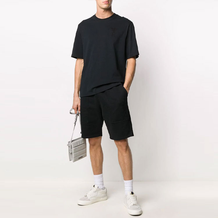 Lookbook 아미 파리 SS21 블랙 로고 하트 자수 반바지. E21HJ328747-001