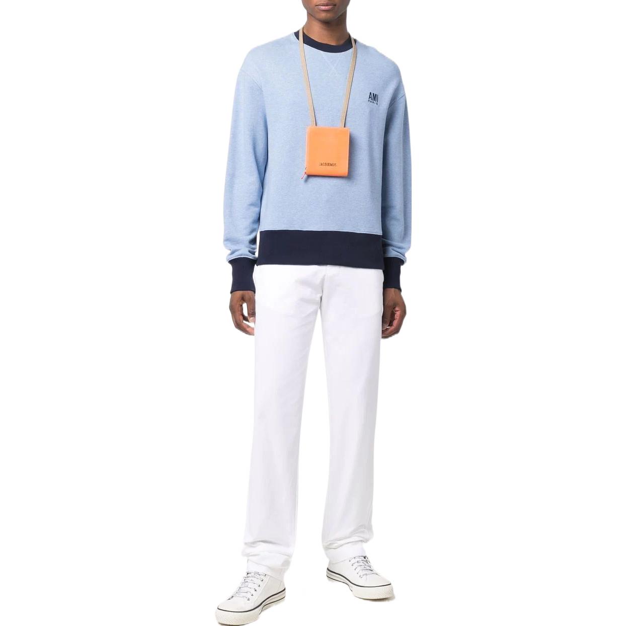 Lookbook 아미파리 AMIPARIS SS22 스몰 로고 자수 크루넥 스웻셔츠 블루. HSW007732-450