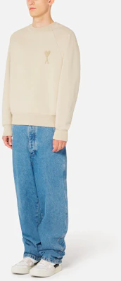 아미 파리 SS22 베이지 하트 로고 자수 유니섹스 크루넥 긴팔 스웨트셔츠 USW002747-250 Lookbook 아미 파리 SS22 베이지 하트 로고 자수 유니섹스 크루넥 긴팔 스웨트셔츠 USW002747-250
