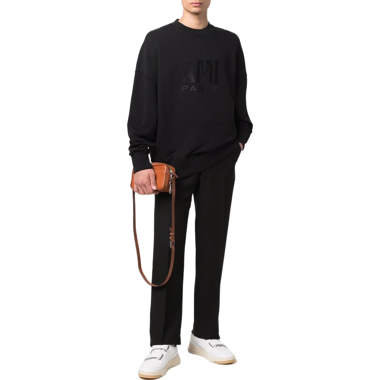 Lookbook 아미파리 스프링섬머 22 블랙 유니섹스 로고 프린트 솔리드 컬러 스웻셔츠. USW003731001