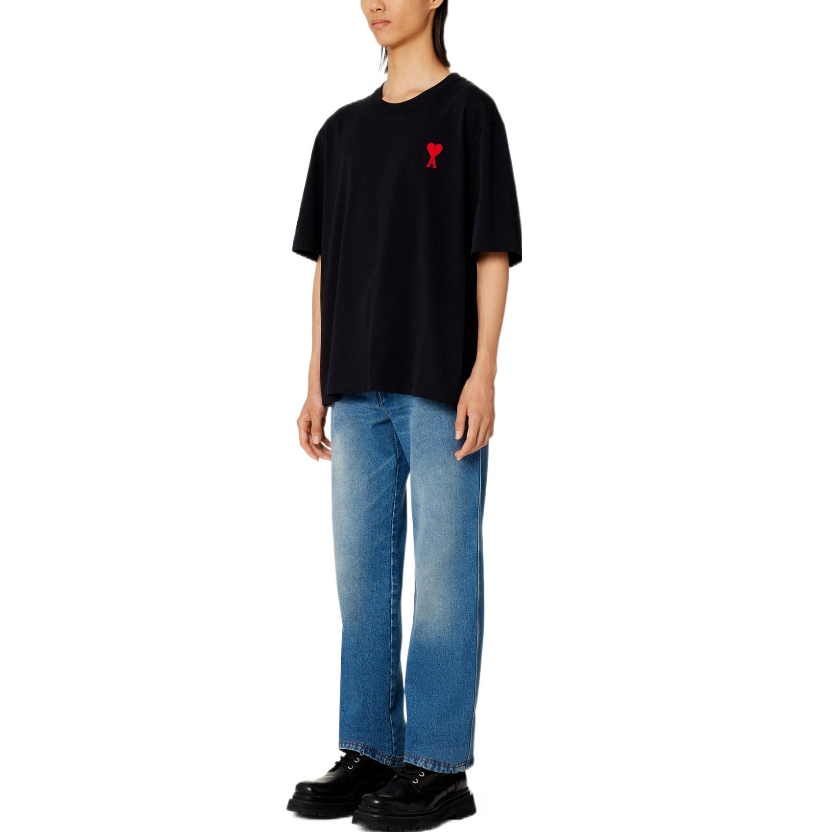 Lookbook Ami Paris AMIPARIS SS23 男女款黑色寬鬆版紅心刺繡T恤。 UTS004-726009
