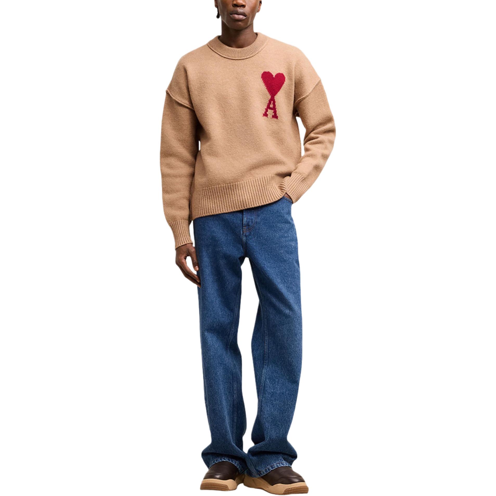 Lookbook アミパリス SS24 キャメルブラウン ハートクルーネック セーター ユニセックス UKS006018-BROWN