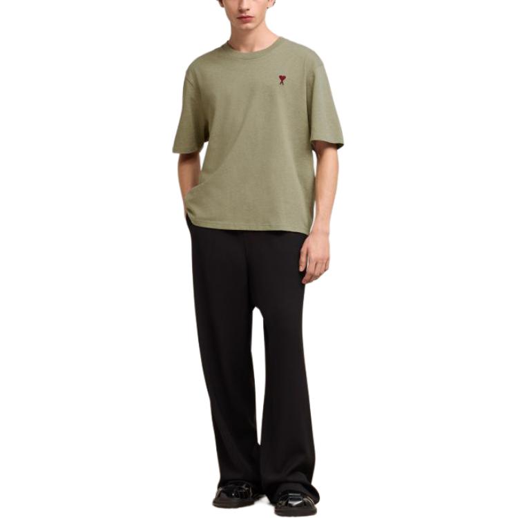 Lookbook Ami Paris AMIPARIS SS24 T-Shirt Hijau Unisex Kapas Logo Hati Merah. UTS005726-366