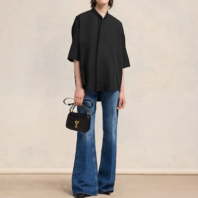 Ami Paris Baju 3/4 Lengan Oversized Unisex Hitam SS24 Warna Solid. USH218CO0064-001 Lookbook Ami Paris Baju 3/4 Lengan Oversized Unisex Hitam SS24 Warna Solid. USH218CO0064-001