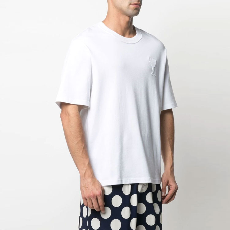 Lookbook Ami Paris AMIPARIS Kaos Lengan Pendek Bordir Hati Putih Pria. A21HJ128726-100