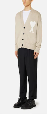 아미 파리 빅 하트 로고 브이넥 니트 가디건 유니섹스 - 카키 UKC003-016252 Lookbook 아미 파리 빅 하트 로고 브이넥 니트 가디건 유니섹스 - 카키 UKC003-016252