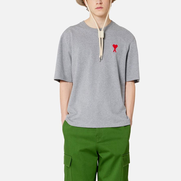 Lookbook AMI Paris 黑色紅心刺繡T恤 男女皆可穿。 UTS0047260-501