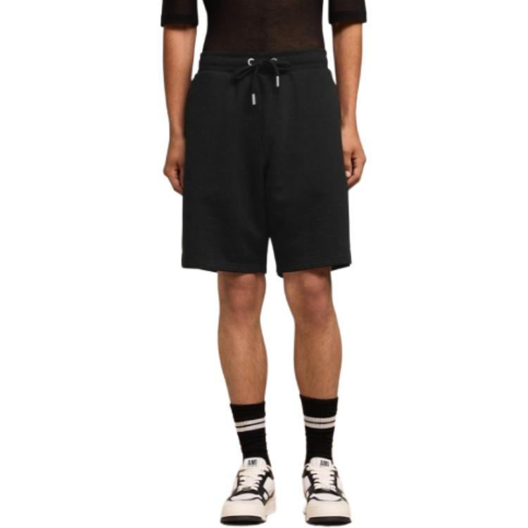 Lookbook AMI PARIS De Coeur SS24 Pantalones Cortos Negros Casual con Corazón Estampado. USO635747-001