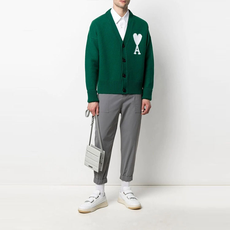 Lookbook AMI Paris FW21 綠色大心標誌V領毛衣 男女適用 H21K313018-300