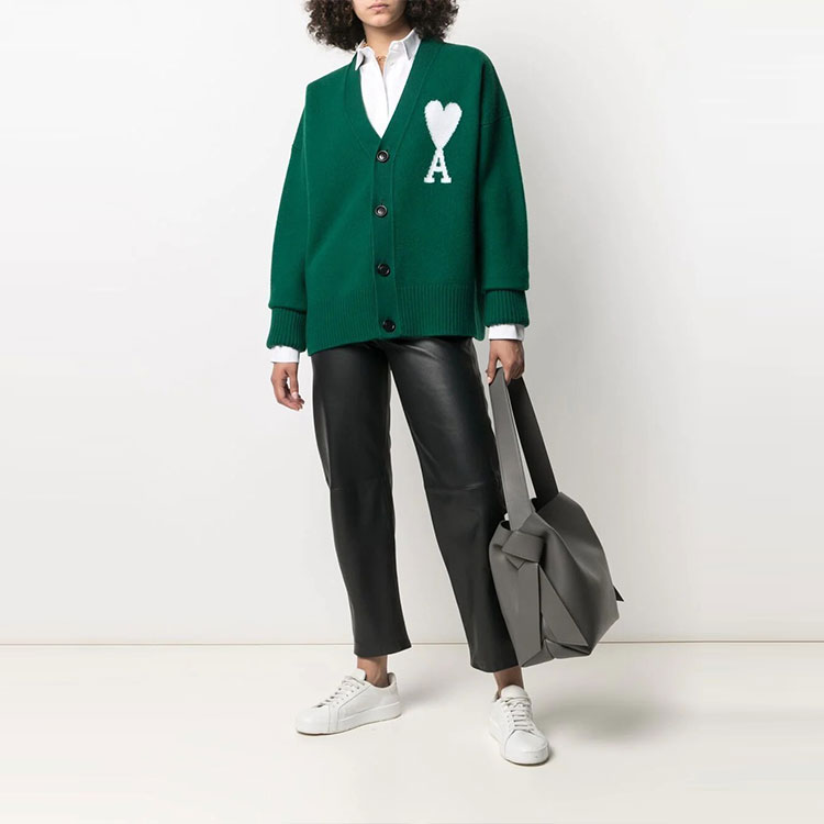Shop AMI Paris FW21 綠色大心標誌V領毛衣 男女適用 H21K313018-300