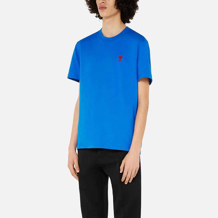 Lookbook Kaos Pria AMI Paris FW21 Logo Bordir Relaxed Fit Crew Neck Warna Biru Muda. A21HJ108723-490