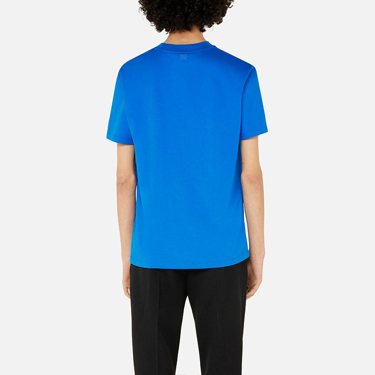 Shop Kaos Pria AMI Paris FW21 Logo Bordir Relaxed Fit Crew Neck Warna Biru Muda. A21HJ108723-490