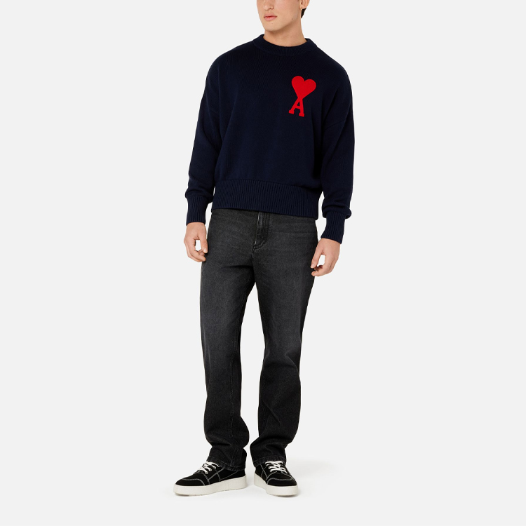Shop AMI PARIS 2021秋冬系列 海军蓝大心形标志针织圆领毛衣 A21HK009016-410