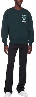 AMI Paris FW22绿色心形标志圆领卫衣 男女同款。 E22SPEUSW011.747311 Shop AMI Paris FW22绿色心形标志圆领卫衣 男女同款。 E22SPEUSW011.747311