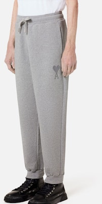 Seluar Jogger Kelabu AMI Paris FW22 Unisex Potongan Longgar dengan Sulaman Hati. UTR202747-055 Purchase Seluar Jogger Kelabu AMI Paris FW22 Unisex Potongan Longgar dengan Sulaman Hati. UTR202747-055