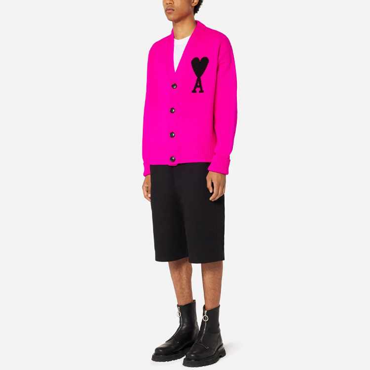 Lookbook AMI Paris FW22 愛心Logo羊毛V領開衫毛衣 男女款 龍果色 UKC002018-629