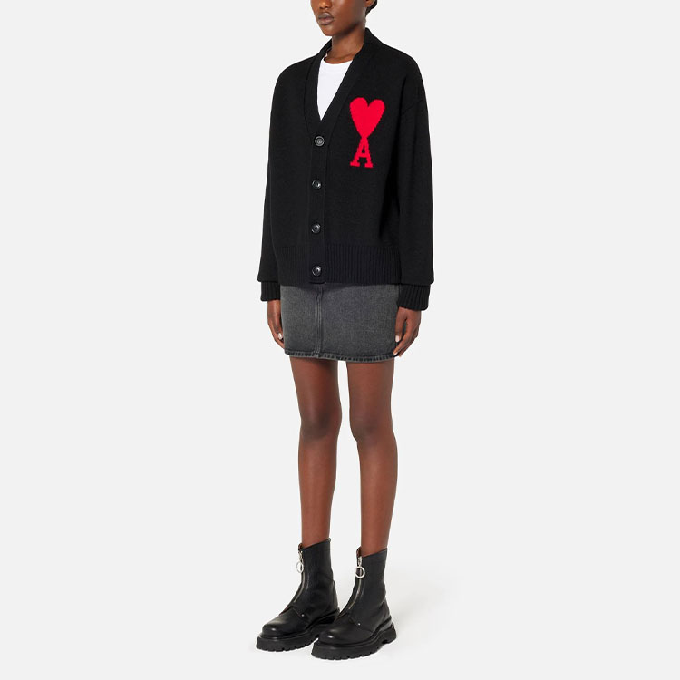 Lookbook AMI Paris FW22 紅心標誌V領羊毛開衫毛衣 男女同款 黑色 UKC002018-009